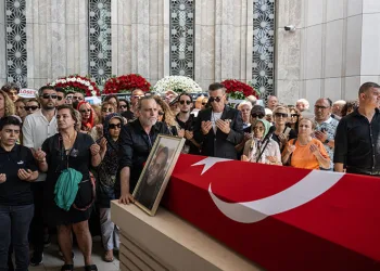 Sanatçı Özkan Uğur son yolculuğuna uğurlandı