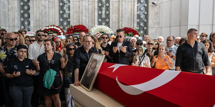 Sanatçı Özkan Uğur son yolculuğuna uğurlandı