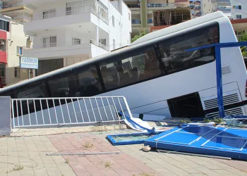 Freni boşalan otobüs, otomobile çarpıp markete girdi