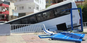 Freni boşalan otobüs, otomobile çarpıp markete girdi