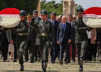 Kılıçdaroğlu Anıtkabir’i ziyaret etti