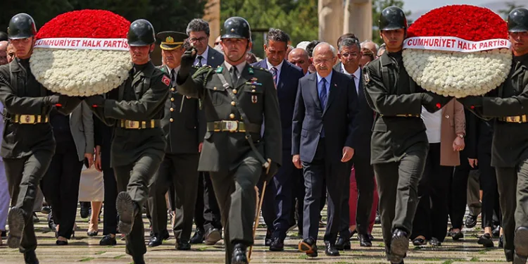Kılıçdaroğlu Anıtkabir’i ziyaret etti