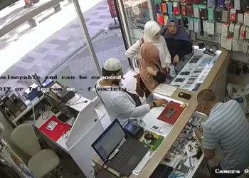 Sahte dolarla esnafı dolandırıp son model telefon aldılar