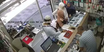 Sahte dolarla esnafı dolandırıp son model telefon aldılar