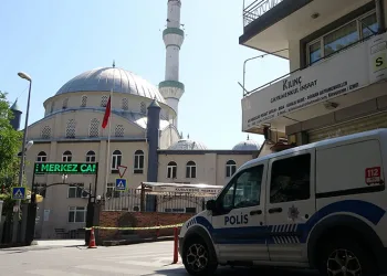 Cami önünde av tüfeğiyle vuruldu
