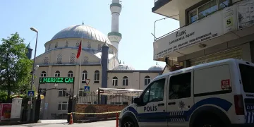 Cami önünde av tüfeğiyle vuruldu