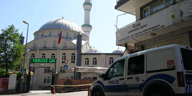 Cami önünde av tüfeğiyle vuruldu