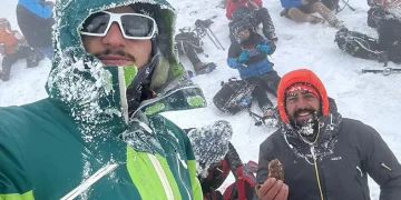 Sis ve fırtınada Ağrı Dağı’na tırmandılar