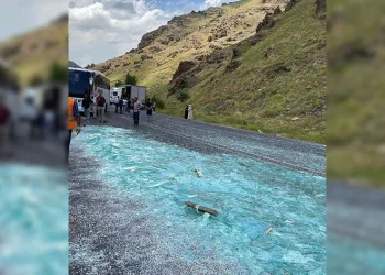 Tırın çadırı açıldı, cam kırıkları yola saçıldı