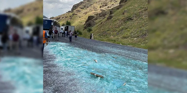 Tırın çadırı açıldı, cam kırıkları yola saçıldı