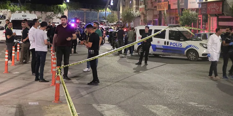 Akraba kavgasında 1’i polis 3 yaralı