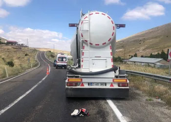 Tırla çarpışan motosiklet sürücüsü öldü