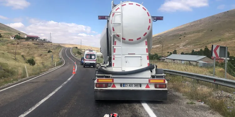Tırla çarpışan motosiklet sürücüsü öldü
