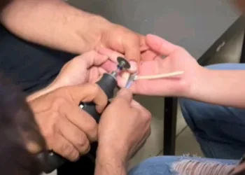 Yüzük parmağına sıkıştı, imdadına itfaiye erleri yetişti