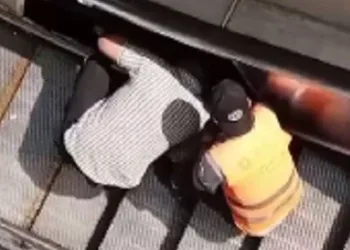 Yürüyen merdiven boşluğuna düşdü