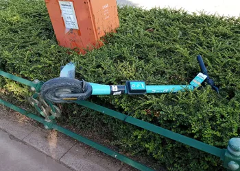 Çalıların üzerine atılan scooter dikkat çekti