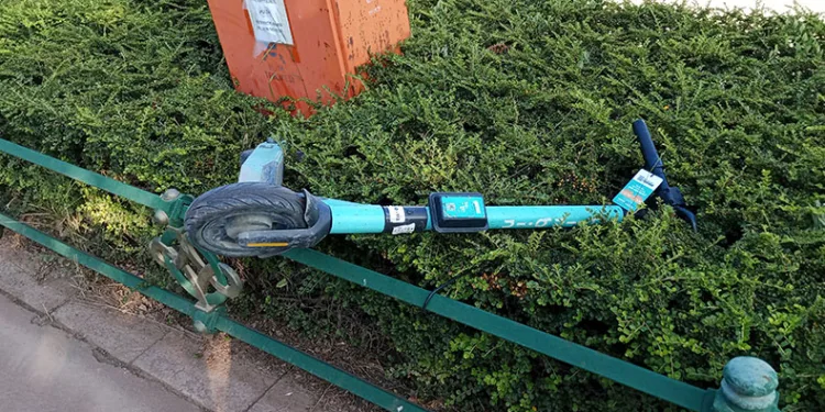 Çalıların üzerine atılan scooter dikkat çekti