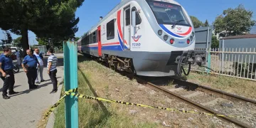 Trenin çarptığı adam hayatını kaybetti