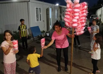 Konteyner kentteki çocukların pamuk şekercisi