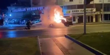 Seyir halindeki araç yandı kullanılamaz hale geldi