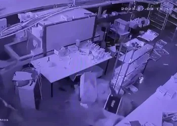 Sel anı güvenlik kamerasına yansıdı