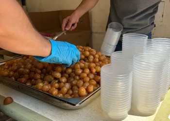 Cuma namazı çıkışında lokma dökme geleneği sürüyor