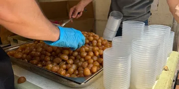Cuma namazı çıkışında lokma dökme geleneği sürüyor