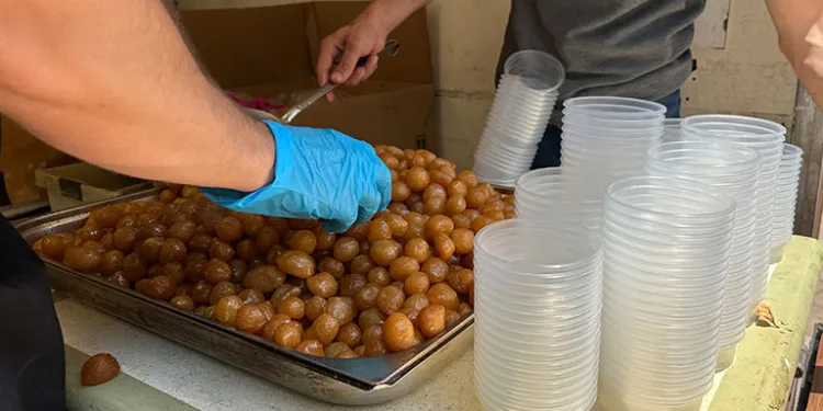 Cuma namazı çıkışında lokma dökme geleneği sürüyor