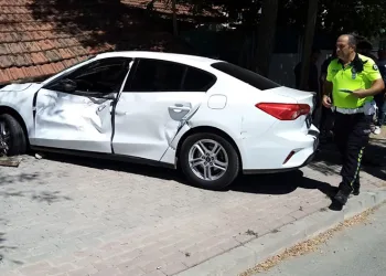 Kamyonla çarpışan otomobil bahçeye girdi