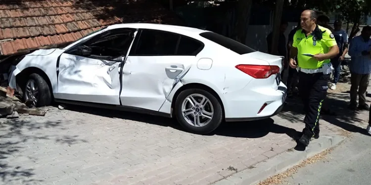 Kamyonla çarpışan otomobil bahçeye girdi
