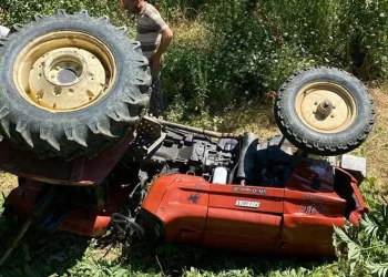 Devrilen traktörün altında kalan sürücü hayatını kaybetti