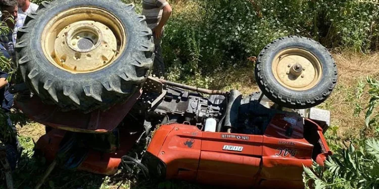 Devrilen traktörün altında kalan sürücü hayatını kaybetti