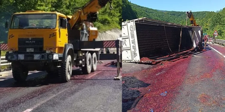 Bursa’da kiraz yüklü kamyon devrildi