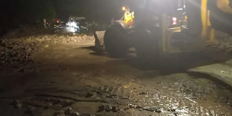 Artvin Şavşat kara yolunda heyelan
