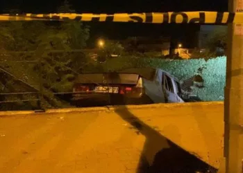Bursa’da kontrolden çıkan araç inşaat alanına uçtu