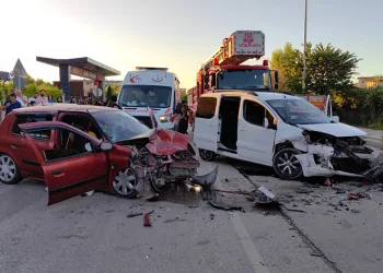 Hafif ticari araç ile otomobil kafa kafaya çarpıştı