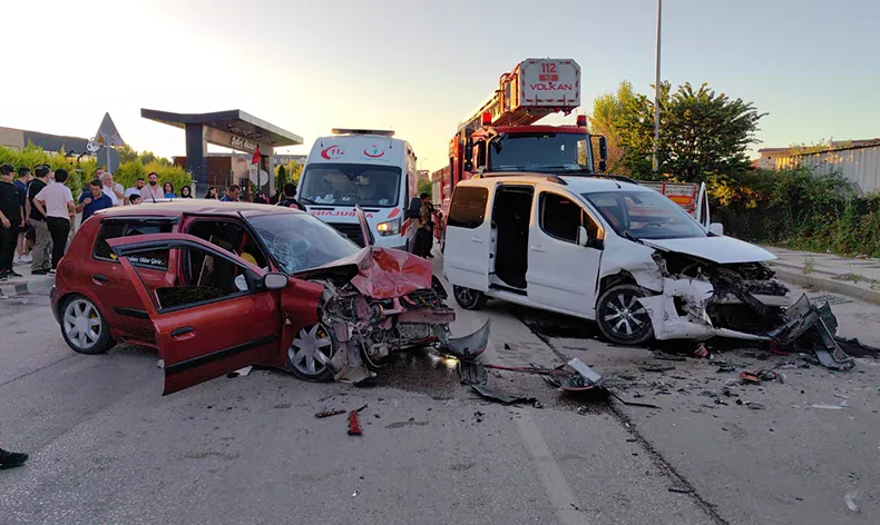 Hafif ticari araç ile otomobil kafa kafaya çarpıştı