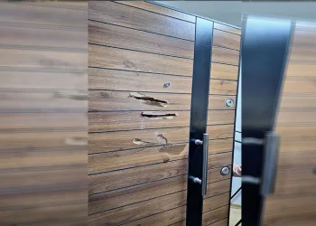 Komşunun evine baltayla saldırdı