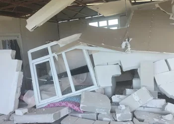 Depremde gazinin evi yıkıldı