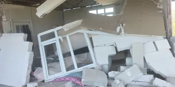 Depremde gazinin evi yıkıldı