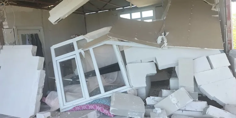 Depremde gazinin evi yıkıldı