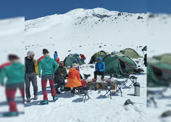 Yabancı turistler Ağrı Dağı zirvesinde