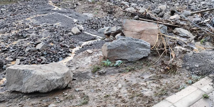 Sel taşkını köyü susuz bıraktı