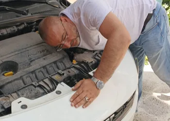 Otomobilinin marşına kedi için basamıyor