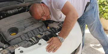 Otomobilinin marşına kedi için basamıyor