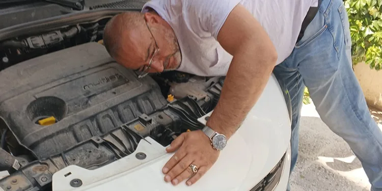 Otomobilinin marşına kedi için basamıyor