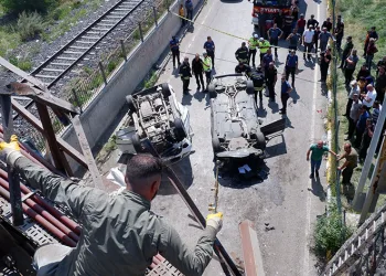 İki araç köprüden uçtu, can pazarı yaşandı