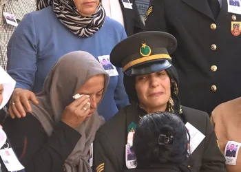 Eşinin tabutuna sarılıp gözyaşı döktü