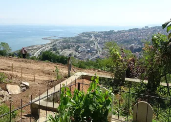 Deniz manzaralı mezarlık için kapıştılar