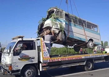Tarım işçilerini taşıyan minibüs devrildi